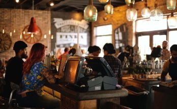 The Advantages and Disadvantages of Franchise Business (source: pexels)